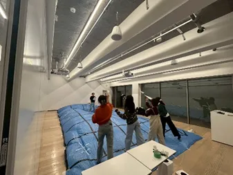 チャレンジ: 一分でつくった自作の紙飛行機、誰が一番飛ばせる？